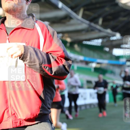 06.10.2024 - 19. swb-Marathon Bremen Yannick Fuchs http://msf.ph/oto/7450187 06.10.2024 10:38:32 Laufen im Stadion 7068, 7070, 7079, 7166, 7235, 7248, 7301, 7336, 7348, 7359, 7455, 7524, 7527, 7589, 7653, 7705, 7760, 7791, 7836, 7845, 7933, 7949, 7952, 8134, 8136, 8149, 8164, 8165, 8422, 8455, 8518, 8519, 8549, 8554, 8563, 8565, 8590, 8591, 8690, 8714, 8758, 8821, 8866, 8876, 8880, 8916, 8926, 8930, 8944, 9062 meine-sportfotos.de