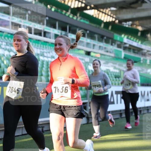 06.10.2024 - 19. swb-Marathon Bremen Yannick Fuchs http://msf.ph/oto/7450189 06.10.2024 10:38:33 Laufen im Stadion 7068, 7070, 7079, 7166, 7235, 7248, 7301, 7336, 7348, 7359, 7455, 7524, 7527, 7589, 7653, 7705, 7760, 7791, 7836, 7845, 7933, 7949, 7952, 8134, 8136, 8149, 8164, 8165, 8422, 8455, 8518, 8519, 8554, 8563, 8565, 8590, 8591, 8684, 8690, 8714, 8758, 8821, 8866, 8876, 8880, 8916, 8926, 8930, 8944, 9062 meine-sportfotos.de