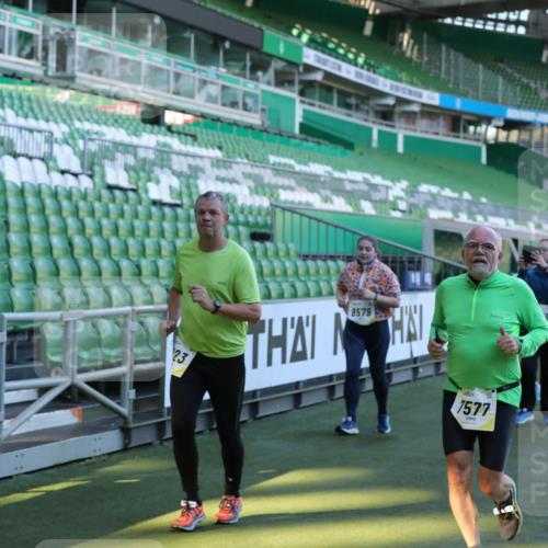 06.10.2024 - 19. swb-Marathon Bremen Yannick Fuchs http://msf.ph/oto/7450297 06.10.2024 10:33:52 Laufen im Stadion 7040, 7076, 7122, 7123, 7130, 7201, 7202, 7203, 7227, 7264, 7269, 7282, 7330, 7332, 7358, 7404, 7418, 7577, 7608, 7663, 7693, 7718, 7723, 7811, 7832, 7848, 7855, 7867, 7869, 7886, 7935, 7997, 8033, 8113, 8178, 8179, 8190, 8195, 8197, 8208, 8235, 8236, 8263, 8269, 8293, 8308, 8326, 8382, 8399, 8414, 8415, 8435, 8451, 8463, 8534, 8546, 8579, 8607, 8608, 8611, 8612, 8640, 8653, 8694, 8798, 9003, 9041, 9053, 9072, 9073 meine-sportfotos.de