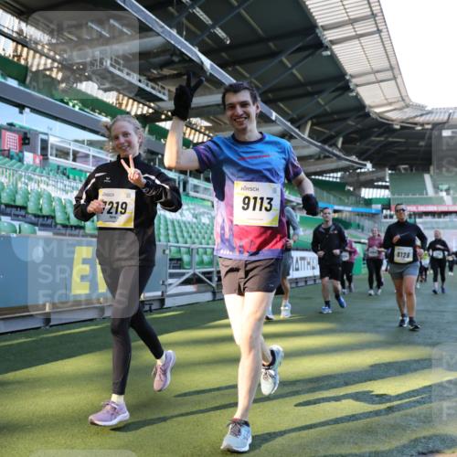 06.10.2024 - 19. swb-Marathon Bremen Yannick Fuchs http://msf.ph/oto/7450415 06.10.2024 10:39:09 Laufen im Stadion 7043, 7115, 7173, 7219, 7248, 7311, 7324, 7331, 7359, 7517, 7589, 7592, 7593, 7780, 7781, 7868, 7934, 7952, 8064, 8126, 8128, 8135, 8247, 8353, 8420, 8453, 8563, 8587, 8684, 8734, 8758, 8795, 8855, 8866, 8872, 8881, 8950, 9011, 9113 meine-sportfotos.de