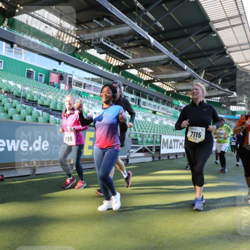 06.10.2024 - 19. swb-Marathon Bremen Yannick Fuchs http://msf.ph/oto/7450470 06.10.2024 10:39:15 Laufen im Stadion 7043, 7115, 7173, 7219, 7311, 7324, 7331, 7517, 7589, 7592, 7593, 7780, 7781, 7868, 7934, 8064, 8126, 8128, 8135, 8247, 8353, 8420, 8453, 8587, 8684, 8734, 8795, 8855, 8866, 8872, 8881, 8950, 9011, 9113 meine-sportfotos.de