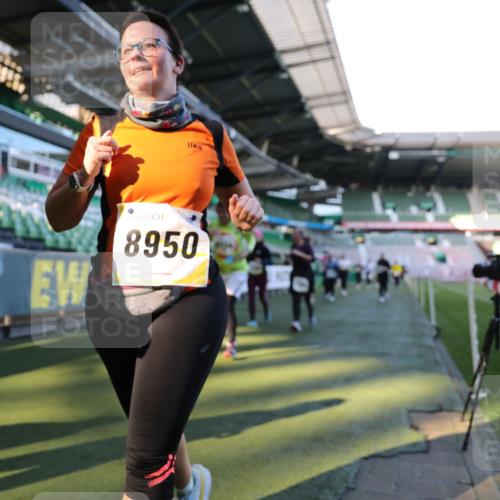 06.10.2024 - 19. swb-Marathon Bremen Yannick Fuchs http://msf.ph/oto/7450483 06.10.2024 10:39:16 Laufen im Stadion 7043, 7115, 7173, 7219, 7311, 7324, 7331, 7517, 7592, 7593, 7780, 7781, 7868, 7934, 7948, 8064, 8126, 8128, 8135, 8247, 8353, 8420, 8453, 8587, 8684, 8734, 8795, 8855, 8866, 8872, 8881, 8950, 9011, 9113 meine-sportfotos.de