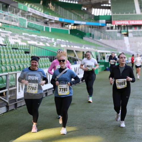 06.10.2024 - 19. swb-Marathon Bremen Yannick Fuchs http://msf.ph/oto/7450500 06.10.2024 10:39:21 Laufen im Stadion 7043, 7115, 7151, 7173, 7219, 7311, 7324, 7331, 7592, 7593, 7780, 7781, 7868, 7934, 7948, 7960, 8064, 8110, 8126, 8128, 8135, 8247, 8249, 8353, 8453, 8587, 8734, 8795, 8855, 8872, 8881, 8950, 9011, 9113 meine-sportfotos.de