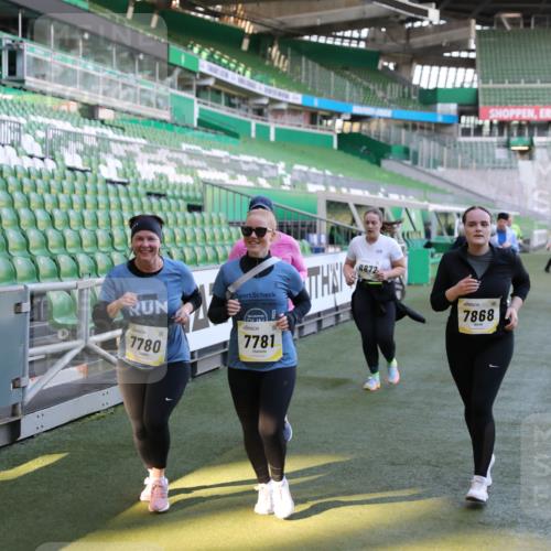 06.10.2024 - 19. swb-Marathon Bremen Yannick Fuchs http://msf.ph/oto/7450504 06.10.2024 10:39:21 Laufen im Stadion 7043, 7115, 7151, 7173, 7219, 7311, 7324, 7331, 7592, 7593, 7780, 7781, 7868, 7934, 7948, 7960, 8064, 8110, 8126, 8128, 8135, 8247, 8249, 8353, 8453, 8587, 8734, 8795, 8855, 8872, 8881, 8950, 9011, 9113 meine-sportfotos.de