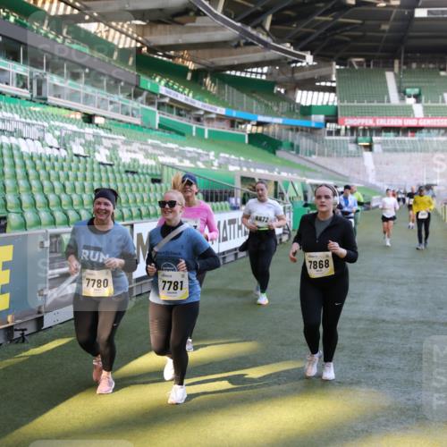 06.10.2024 - 19. swb-Marathon Bremen Yannick Fuchs http://msf.ph/oto/7450508 06.10.2024 10:39:22 Laufen im Stadion 7043, 7115, 7151, 7173, 7219, 7311, 7324, 7331, 7780, 7781, 7868, 7934, 7948, 7960, 8064, 8110, 8126, 8128, 8135, 8247, 8249, 8353, 8453, 8587, 8734, 8795, 8855, 8872, 8881, 8950, 9011, 9113 meine-sportfotos.de