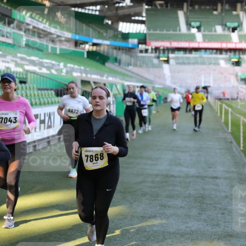 06.10.2024 - 19. swb-Marathon Bremen Yannick Fuchs http://msf.ph/oto/7450510 06.10.2024 10:39:22 Laufen im Stadion 7043, 7115, 7151, 7173, 7219, 7311, 7324, 7331, 7780, 7781, 7868, 7934, 7948, 7960, 8064, 8110, 8126, 8128, 8135, 8247, 8249, 8353, 8453, 8587, 8734, 8795, 8855, 8872, 8881, 8950, 9011, 9113 meine-sportfotos.de