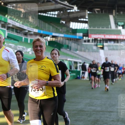 06.10.2024 - 19. swb-Marathon Bremen Yannick Fuchs http://msf.ph/oto/7450641 06.10.2024 10:35:47 Laufen im Stadion 7018, 7020, 7167, 7182, 7266, 7341, 7353, 7391, 7393, 7428, 7460, 7462, 7514, 7515, 7522, 7609, 7610, 7639, 7686, 7694, 7724, 7829, 7830, 7878, 7904, 7923, 7937, 7945, 7967, 7969, 7977, 8096, 8121, 8131, 8191, 8212, 8225, 8265, 8273, 8367, 8409, 8410, 8421, 8425, 8483, 8562, 8582, 8595, 8638, 8668, 8675, 8685, 8704, 8787, 8818, 8837, 8920, 8940, 8941, 8952, 8957, 9017, 9029, 9128, 9666 meine-sportfotos.de