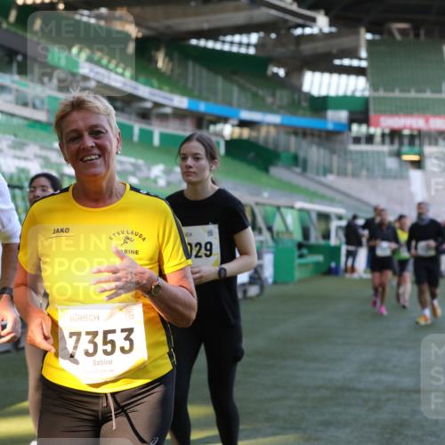 06.10.2024 - 19. swb-Marathon Bremen Yannick Fuchs http://msf.ph/oto/7450643 06.10.2024 10:35:47 Laufen im Stadion 7018, 7020, 7167, 7182, 7266, 7341, 7353, 7391, 7393, 7428, 7460, 7462, 7514, 7515, 7522, 7609, 7610, 7639, 7686, 7694, 7724, 7829, 7830, 7878, 7904, 7923, 7937, 7945, 7967, 7969, 7977, 8096, 8121, 8131, 8191, 8212, 8225, 8265, 8273, 8367, 8409, 8410, 8421, 8425, 8483, 8562, 8582, 8595, 8638, 8668, 8675, 8685, 8704, 8787, 8818, 8837, 8920, 8940, 8941, 8952, 8957, 9017, 9029, 9128, 9666 meine-sportfotos.de