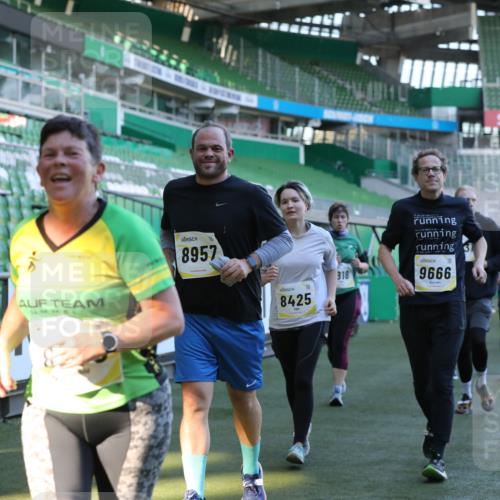 06.10.2024 - 19. swb-Marathon Bremen Yannick Fuchs http://msf.ph/oto/7450664 06.10.2024 10:35:55 Laufen im Stadion 7018, 7020, 7167, 7182, 7341, 7353, 7391, 7393, 7428, 7460, 7462, 7514, 7515, 7522, 7573, 7609, 7610, 7639, 7667, 7686, 7694, 7724, 7878, 7904, 7907, 7937, 7945, 7967, 7969, 7977, 8096, 8121, 8131, 8191, 8212, 8265, 8273, 8367, 8421, 8425, 8462, 8483, 8486, 8530, 8562, 8582, 8595, 8638, 8668, 8675, 8685, 8704, 8787, 8818, 8837, 8914, 8920, 8940, 8941, 8952, 8957, 9017, 9029, 9128, 9666 meine-sportfotos.de