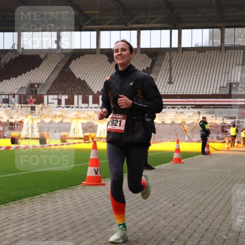 08.12.2024 - St. Pauli X-Mass-Run No. 14 Yannick Fuchs http://msf.ph/oto/7472676 08.12.2024 09:52:22 Ziel 44, 423, 1921, 2741, 2832 meine-sportfotos.de
