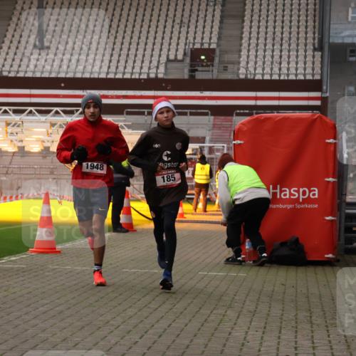 08.12.2024 - St. Pauli X-Mass-Run No. 14 Yannick Fuchs http://msf.ph/oto/7473705 08.12.2024 09:54:33 Ziel 185, 1863, 1948, 2588 meine-sportfotos.de