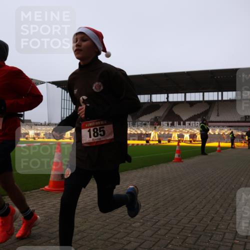 08.12.2024 - St. Pauli X-Mass-Run No. 14 Yannick Fuchs http://msf.ph/oto/7473765 08.12.2024 09:54:37 Ziel 185, 1863, 1948, 2588, 2891 meine-sportfotos.de