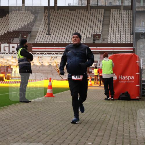 08.12.2024 - St. Pauli X-Mass-Run No. 14 Yannick Fuchs http://msf.ph/oto/7474580 08.12.2024 09:56:07 Ziel 415, 438, 1852, 3256, 3261 meine-sportfotos.de