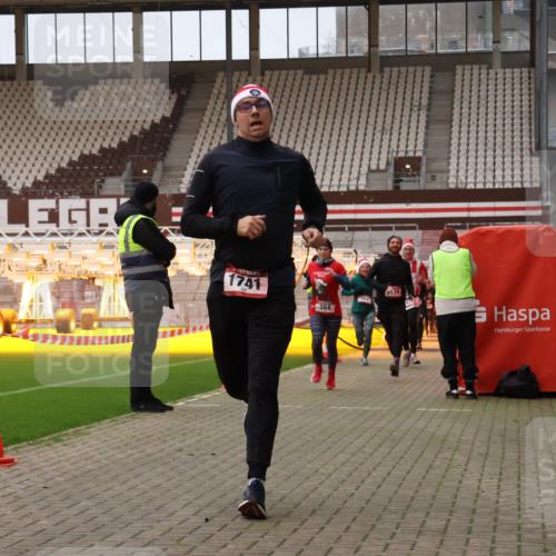 08.12.2024 - St. Pauli X-Mass-Run No. 14 Yannick Fuchs http://msf.ph/oto/7475211 08.12.2024 09:57:00 Ziel 364, 384, 420, 755, 763, 904, 1291, 1741, 1754, 1982, 2267, 2956, 3022, 3139 meine-sportfotos.de