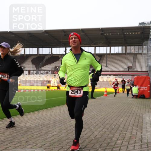08.12.2024 - St. Pauli X-Mass-Run No. 14 Yannick Fuchs http://msf.ph/oto/7476162 08.12.2024 09:58:16 Ziel 55, 802, 880, 1075, 1080, 1396, 1397, 1789, 2872, 2934, 2943, 2944, 3092, 3109, 3171 meine-sportfotos.de