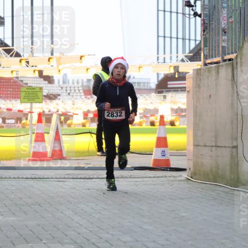 08.12.2024 - St. Pauli X-Mass-Run No. 14 H.Heesch http://msf.ph/oto/7487868 08.12.2024 09:52:42 Ziel 1921, 423, 2741, 2832 meine-sportfotos.de