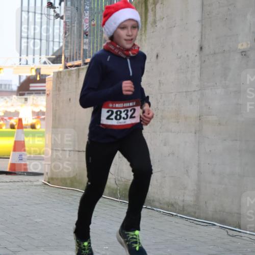 08.12.2024 - St. Pauli X-Mass-Run No. 14 H.Heesch http://msf.ph/oto/7487932 08.12.2024 09:52:43 Ziel 1921, 2832, 423, 2741, 2832 meine-sportfotos.de