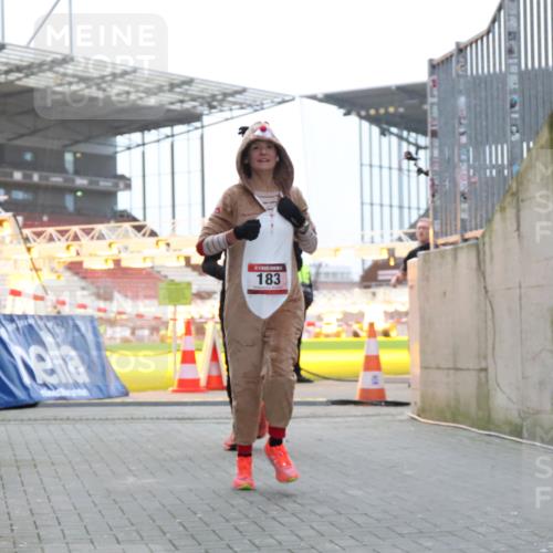 08.12.2024 - St. Pauli X-Mass-Run No. 14 H.Heesch http://msf.ph/oto/7488424 08.12.2024 09:53:41 Ziel 3307, 183, 859, 2084, 3023 meine-sportfotos.de