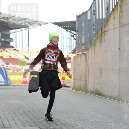 08.12.2024 - St. Pauli X-Mass-Run No. 14 H.Heesch http://msf.ph/oto/7489186 08.12.2024 09:55:03 Ziel 1863, 2588, 2891, 2588, 2891 meine-sportfotos.de