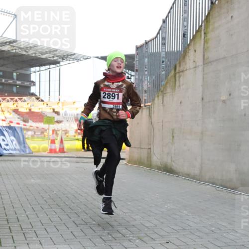08.12.2024 - St. Pauli X-Mass-Run No. 14 H.Heesch http://msf.ph/oto/7489211 08.12.2024 09:55:03 Ziel 1863, 2588, 2891, 2588, 2891 meine-sportfotos.de