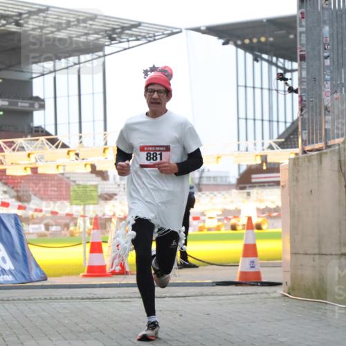 08.12.2024 - St. Pauli X-Mass-Run No. 14 H.Heesch http://msf.ph/oto/7489293 08.12.2024 09:55:26 Ziel 341, 881, 907 meine-sportfotos.de