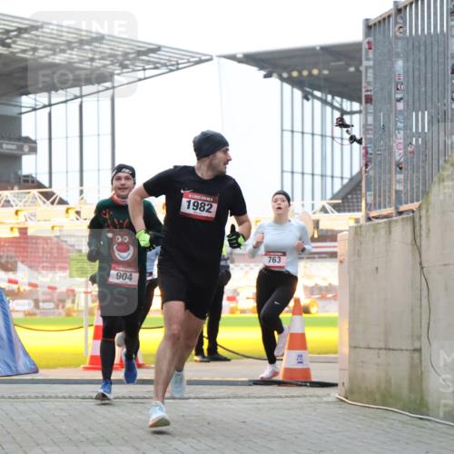 08.12.2024 - St. Pauli X-Mass-Run No. 14 H.Heesch http://msf.ph/oto/7491410 08.12.2024 09:57:23 Ziel 364, 384, 420, 1741, 3022, 3139, 755, 763, 904, 1291, 1982, 2267 meine-sportfotos.de