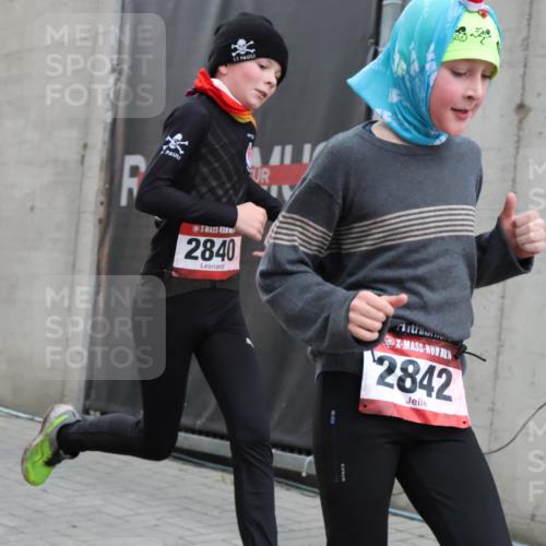 08.12.2024 - St. Pauli X-Mass-Run No. 14 H.Heesch http://msf.ph/oto/7492028 08.12.2024 09:57:57 Ziel 2840, 2842, 3258, 391, 2840, 2842 meine-sportfotos.de