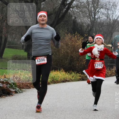 08.12.2024 - St. Pauli X-Mass-Run No. 14 Strokosch-Dieckow http://msf.ph/oto/7501676 08.12.2024 09:49:11 Laufen 1396, 1397, 789, 802 meine-sportfotos.de