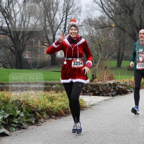 08.12.2024 - St. Pauli X-Mass-Run No. 14 Strokosch-Dieckow http://msf.ph/oto/7502076 08.12.2024 09:51:33 Laufen 3254, 1750 meine-sportfotos.de
