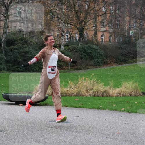 08.12.2024 - St. Pauli X-Mass-Run No. 14 Strokosch-Dieckow http://msf.ph/oto/7504469 08.12.2024 09:37:15 Laufen 183 meine-sportfotos.de