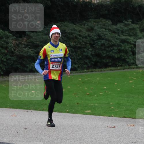 08.12.2024 - St. Pauli X-Mass-Run No. 14 Strokosch-Dieckow http://msf.ph/oto/7504489 08.12.2024 09:37:18 Laufen 2757 meine-sportfotos.de
