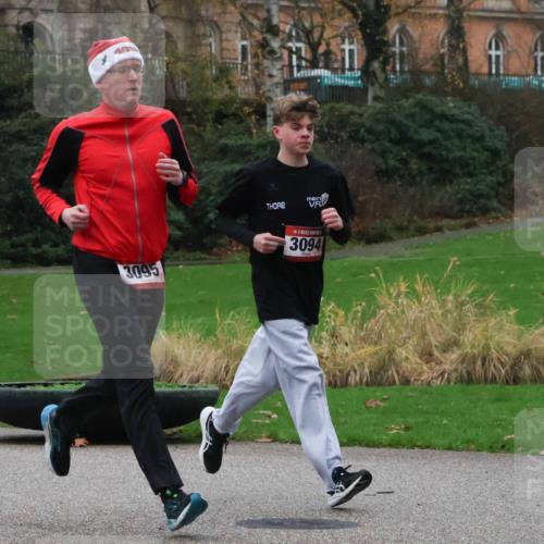 08.12.2024 - St. Pauli X-Mass-Run No. 14 Strokosch-Dieckow http://msf.ph/oto/7505111 08.12.2024 09:39:24 Laufen 3095, 3094 meine-sportfotos.de