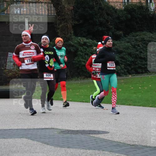 08.12.2024 - St. Pauli X-Mass-Run No. 14 Strokosch-Dieckow http://msf.ph/oto/7505580 08.12.2024 09:40:34 Laufen 604, 2696, 93, 174, 608, 608, 123, 123 meine-sportfotos.de