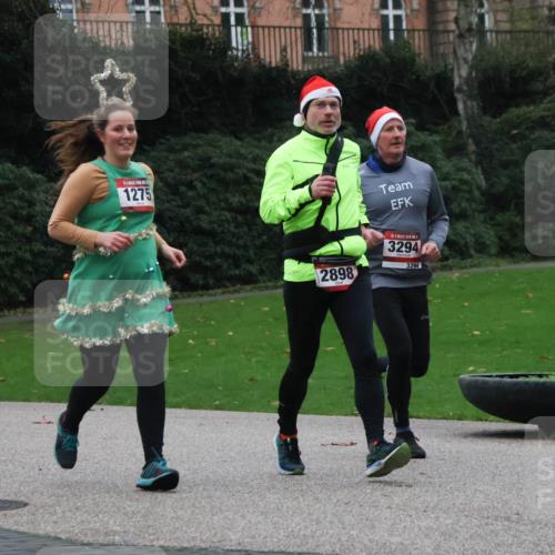 08.12.2024 - St. Pauli X-Mass-Run No. 14 Strokosch-Dieckow http://msf.ph/oto/7505963 08.12.2024 09:41:32 Laufen 2361, 1275, 2898, 3294, 3294 meine-sportfotos.de