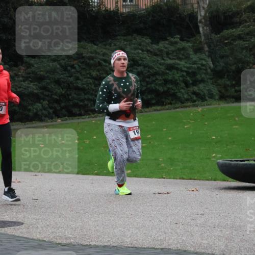 08.12.2024 - St. Pauli X-Mass-Run No. 14 Strokosch-Dieckow http://msf.ph/oto/7506327 08.12.2024 09:42:30 Laufen 65, 40, 19 meine-sportfotos.de