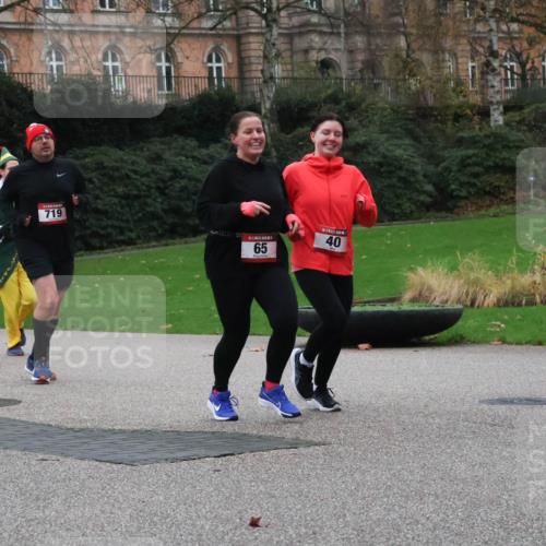 08.12.2024 - St. Pauli X-Mass-Run No. 14 Strokosch-Dieckow http://msf.ph/oto/7506342 08.12.2024 09:42:31 Laufen 719, 65, 40 meine-sportfotos.de
