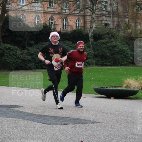 08.12.2024 - St. Pauli X-Mass-Run No. 14 Strokosch-Dieckow http://msf.ph/oto/7506416 08.12.2024 09:42:42 Laufen 4, 2265, 1958 meine-sportfotos.de