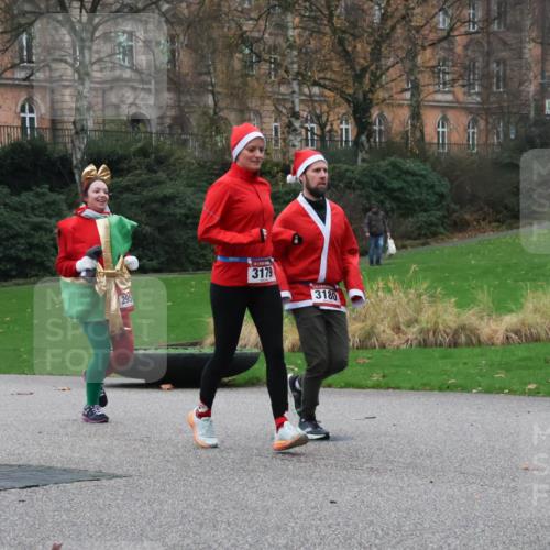 08.12.2024 - St. Pauli X-Mass-Run No. 14 Strokosch-Dieckow http://msf.ph/oto/7506503 08.12.2024 09:42:52 Laufen 295, 3179, 3180 meine-sportfotos.de