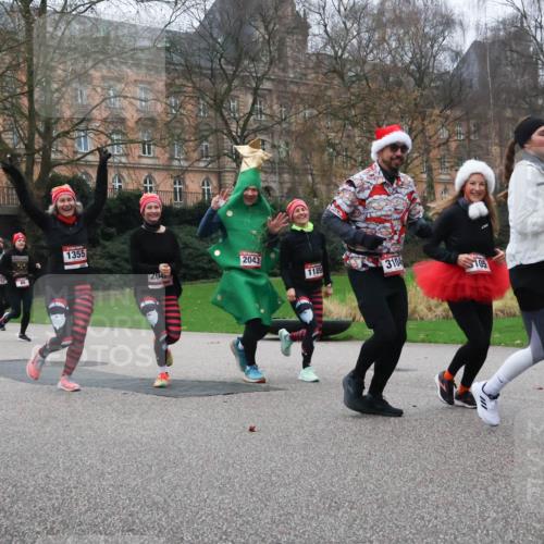 08.12.2024 - St. Pauli X-Mass-Run No. 14 Strokosch-Dieckow http://msf.ph/oto/7506639 08.12.2024 09:43:19 Laufen 1355, 204, 2043, 1189, 3104, 105, 330 meine-sportfotos.de