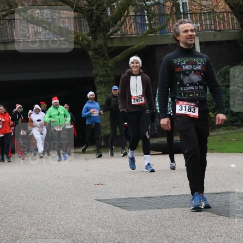 08.12.2024 - St. Pauli X-Mass-Run No. 14 Strokosch-Dieckow http://msf.ph/oto/7506878 08.12.2024 09:43:47 Laufen 312, 605, 2501, 937, 2822, 887, 40, 2952, 3183, 279 meine-sportfotos.de