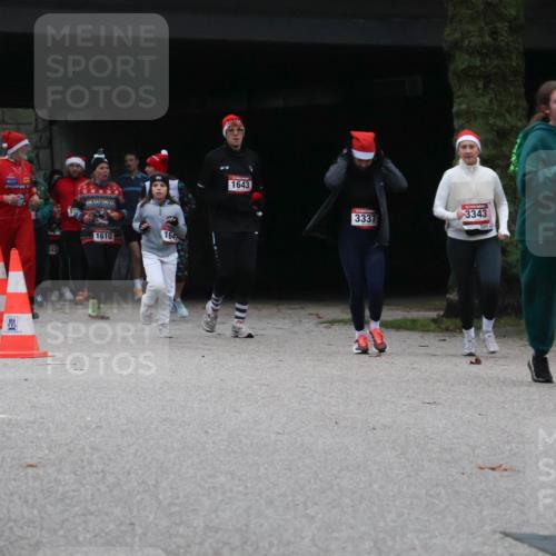 08.12.2024 - St. Pauli X-Mass-Run No. 14 Strokosch-Dieckow http://msf.ph/oto/7507486 08.12.2024 09:45:23 Laufen 1610, 164, 1643, 3337, 3343, 3341, 347 meine-sportfotos.de