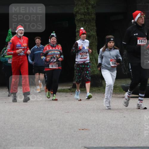 08.12.2024 - St. Pauli X-Mass-Run No. 14 Strokosch-Dieckow http://msf.ph/oto/7507512 08.12.2024 09:45:28 Laufen 23, 1346, 1862, 34, 1610, 2516, 164, 1643 meine-sportfotos.de