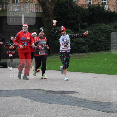 08.12.2024 - St. Pauli X-Mass-Run No. 14 Strokosch-Dieckow http://msf.ph/oto/7507555 08.12.2024 09:45:33 Laufen 40, 1346, 3342, 1610, 2516 meine-sportfotos.de
