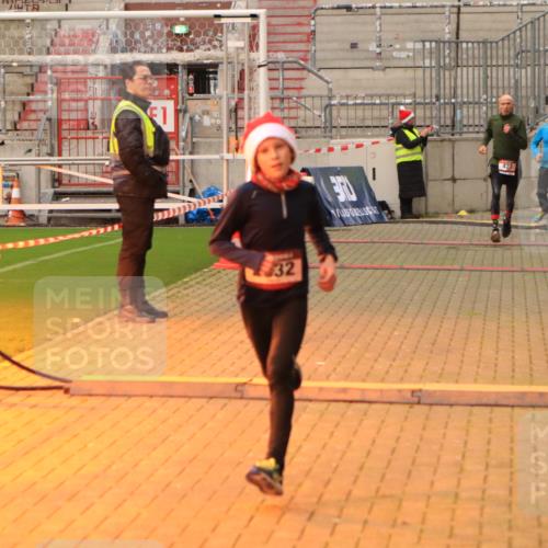 08.12.2024 - St. Pauli X-Mass-Run No. 14 Kathrin Stürmer Photography http://msf.ph/oto/7520344 08.12.2024 09:52:19 Ziel 423, 1921, 2741, 2832 meine-sportfotos.de