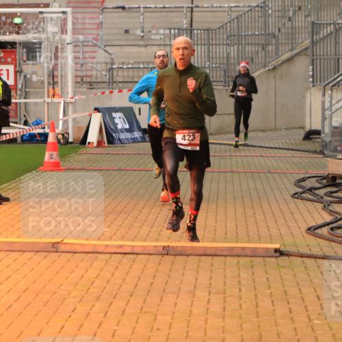 08.12.2024 - St. Pauli X-Mass-Run No. 14 Kathrin Stürmer Photography http://msf.ph/oto/7520367 08.12.2024 09:52:23 Ziel 423, 2741, 2832, 3305 meine-sportfotos.de