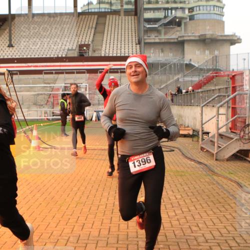 08.12.2024 - St. Pauli X-Mass-Run No. 14 Kathrin Stürmer Photography http://msf.ph/oto/7522611 08.12.2024 09:58:09 Ziel 55, 802, 880, 1075, 1080, 1396, 1397, 2872, 2934, 2943, 2944 meine-sportfotos.de
