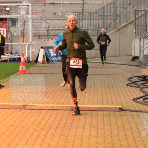08.12.2024 - St. Pauli X-Mass-Run No. 14 Kathrin Stürmer Photography http://msf.ph/oto/7532015 08.12.2024 09:52:23 Ziel  meine-sportfotos.de