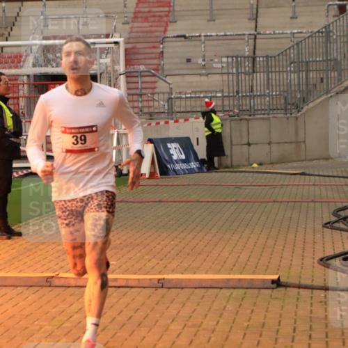 08.12.2024 - St. Pauli X-Mass-Run No. 14 Kathrin Stürmer Photography http://msf.ph/oto/7534687 08.12.2024 09:48:38 Ziel  meine-sportfotos.de