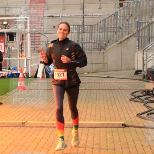 08.12.2024 - St. Pauli X-Mass-Run No. 14 Kathrin Stürmer Photography http://msf.ph/oto/7534761 08.12.2024 09:52:07 Ziel  meine-sportfotos.de