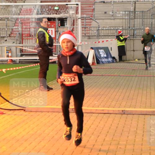 08.12.2024 - St. Pauli X-Mass-Run No. 14 Kathrin Stürmer Photography http://msf.ph/oto/7534765 08.12.2024 09:52:19 Ziel  meine-sportfotos.de